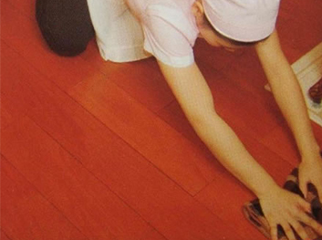 夏季地板也要降溫保養(yǎng)。