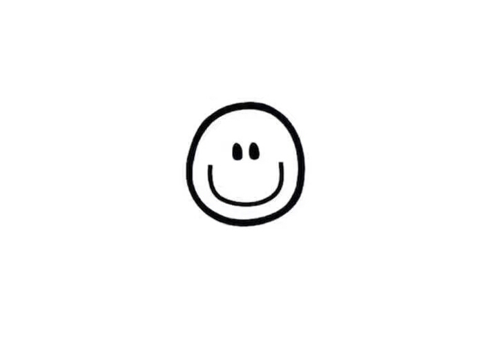 哈士奇看德牧在地板上躺著，于是就上前挑釁了下，結(jié)果